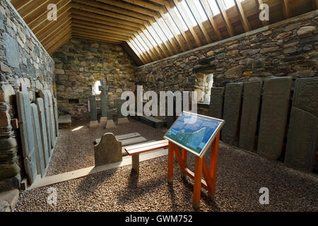 12e siècle Keills Chapel of St Charmaig avec la Croix de Keills Banque D'Images