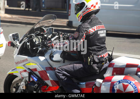 Paramédic australienne sur une moto dans le centre-ville de Sydney, Nouvelle Galles du Sud, Australie Banque D'Images