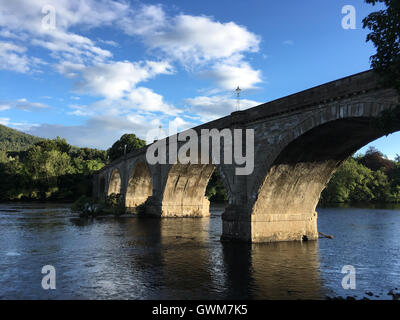 Thomas Telford's Bridge sur la rivière Tay, Dunkeld, dans le Perthshire, en Écosse. Banque D'Images