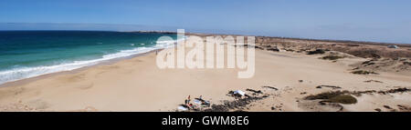 Fuerteventura : vue de la plage d'El Castillo, connu aussi sous le nom de Playa Piedra, l'une des plus célèbres plages de la côte nord-ouest Banque D'Images