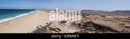 Fuerteventura : vue de la plage d'El Castillo, connu aussi sous le nom de Playa Piedra, l'une des plus célèbres plages de la côte nord-ouest Banque D'Images