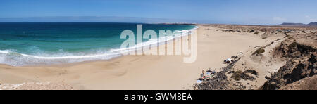 Fuerteventura : vue de la plage d'El Castillo, connu aussi sous le nom de Playa Piedra, l'une des plus célèbres plages de la côte nord-ouest Banque D'Images