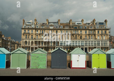 Cabines de plage sur l'estran, Brighton et Hove, East Sussex, UK Banque D'Images