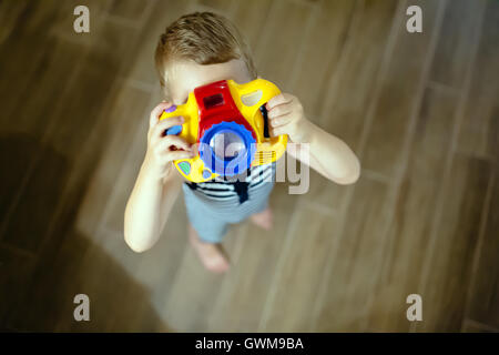 Cute boy veut devenir photographe Banque D'Images