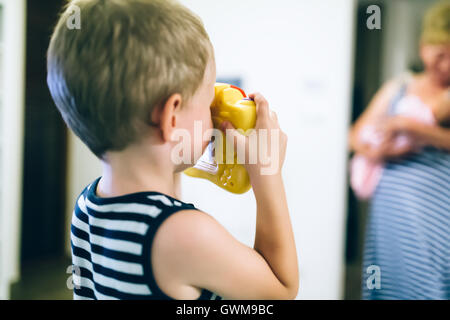 Cute boy veut devenir photographe Banque D'Images