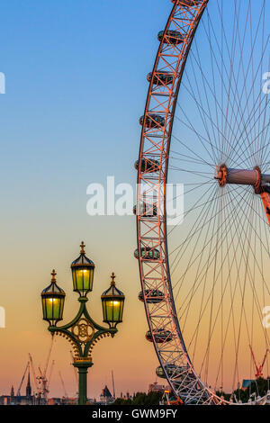 Londres Coucher du Soleil avec le London eye Banque D'Images