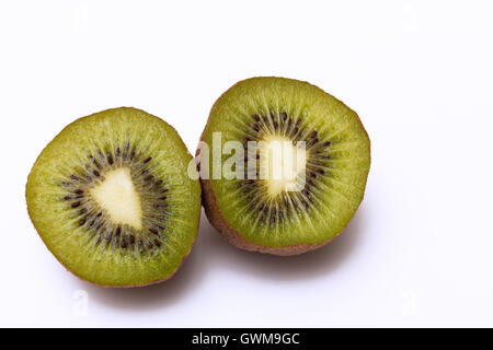 Haled kiwis avec centre en forme de coeur. Le kiwi est dit pour promouvoir la santé du cœur Banque D'Images