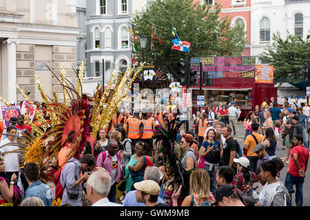 Vue générale de la rue de Ladbroke Grove avec les gens rassemblés pour la 50e carnaval de Notting Hill Banque D'Images