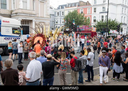 Vue générale de la rue de Ladbroke Grove avec les gens rassemblés pour la 50e carnaval de Notting Hill Banque D'Images