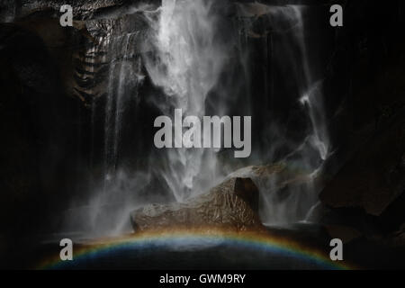 Un arc-en-ciel Vernal Falls formes juste en dessous dans la Yosemite National Park Banque D'Images