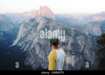 Un randonneur vues Demi Dôme dans la Californie Yosemite National Park Banque D'Images