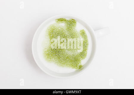 Matcha latte thé dans une tasse blanche Banque D'Images