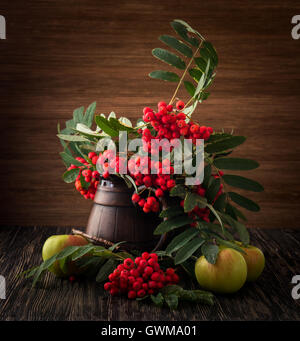 La peinture. Nature morte avec vase, fleurs, fruits, Rowan sur fond de bois. Il peut être utilisé pour créer des modules, des cartes-cadeaux et de conception Banque D'Images