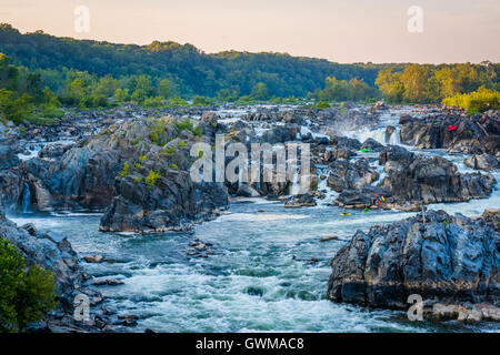 Voir de rapides de la rivière Potomac au coucher du soleil, à Great Falls Park, en Virginie. Banque D'Images