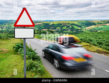 Un vacancier's location descend sur une colline escarpée dans la campagne, passant d'une enseigne avec copie espace. Banque D'Images