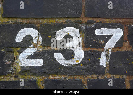 Numéro 237, deux cent trente-sept. Peints sur un vieux mur de brique Banque D'Images