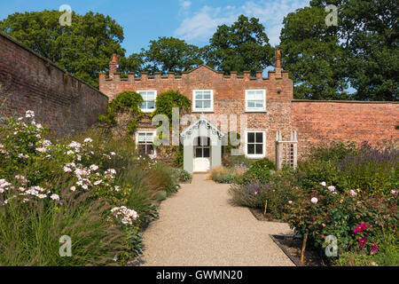 Les Jardiniers chalet au jardin de roses fortifiée Hall Wynyard Tees Valley England UK Banque D'Images