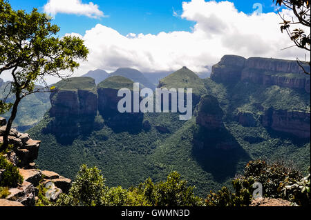 Les Trois Rondavels dans le Blyde River Canyon en Afrique du Sud. Le canyon forme la partie nord de l'escarpement du Drakensberg. Banque D'Images