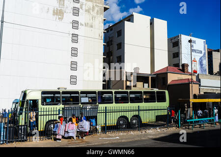 Les immigrants de pays voisins à vendre des marchandises. Johannesburg est la plus grande ville en Afrique du Sud, et la capitale de la province de Gauteng. Banque D'Images