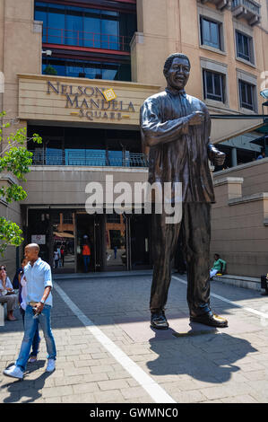 Nelson Mandela Square à Sandton, un quartier riche à Johannesburg, la plus grande ville d'Afrique du Sud. Banque D'Images