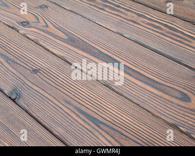 Texturé brun foncé noué rôti des planches de fond en diagonale Banque D'Images