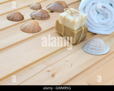 Laminé blanc serviette, savon attaché avec de la corde de jute et les coquillages sur les planches en bois Banque D'Images