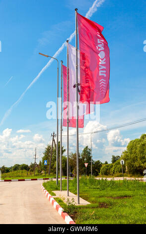 Les drapeaux de la compagnie pétrolière Lukoil sur la station d'essence Banque D'Images