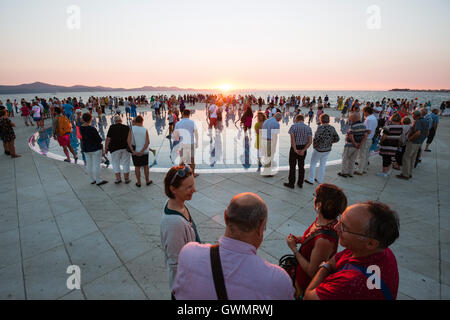 ZADAR, Croatie - 1 septembre 2016 : Les gens regardent le coucher du soleil le panneau solaire circulaire installation urbaine "Salut au Soleil". Banque D'Images