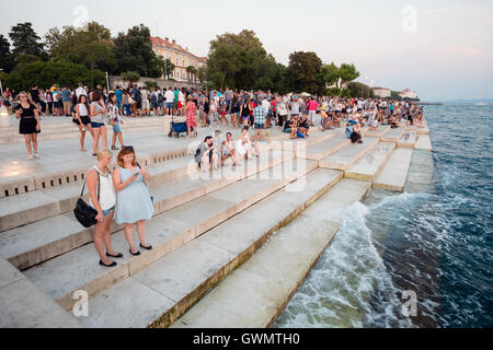 ZADAR, Croatie - 1 septembre 2016 : visite de personnes célèbre orgue de la mer et regarder le coucher du soleil à Zadar, Croatie. Banque D'Images