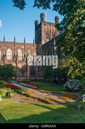 En été, la cathédrale de Chester, Chester, Cheshire, Angleterre, RU Banque D'Images