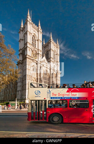 London Sightseeing bus en face de l'abbaye de Westminster, London, England, UK Banque D'Images