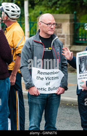 Belfast, Irlande du Nord. 5 Août 2015 - Le député de l'Ouest de Belfast, Paul Maskey, prend part à une "ligne blanche protestent contre l'utilisation de balles en plastique en Palestine par les forces de sécurité israéliennes. [Note aux rédacteurs : Une ligne blanche la protestation est quand beaucoup de gens se tenir au milieu de la route avec des affiches pour une cause politique, et ont été utilisés par les Républicains depuis le début des troubles] Banque D'Images