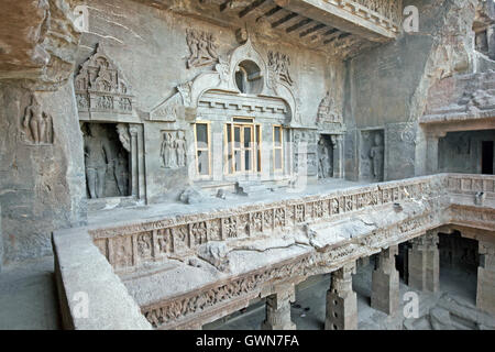 Façade du temple bouddhiste sculpté roches anciennes (Vishwakarma Cave Temple), les grottes d'Ellora près de Aurangabad, Inde. 7ème-8ème siècle ap. Banque D'Images