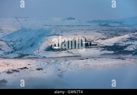 Brouillard d'hiver en roulant autour d'une ferme sur Ax Edge Moor, Cheshire's Peak District, parc national de Peak District, England, UK Banque D'Images