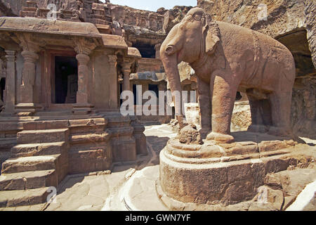 Éléphant statue dans la cour d'un ancien temple Jain (Indra Sabha). Cave numéro 32, les grottes d'Ellora, près de Aurangabad, Inde. Banque D'Images