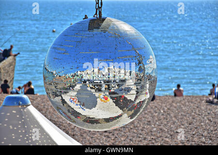 Mirror ball sur plage Banque D'Images