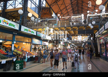 La Grande Halle, mieux connu comme le marché central de Budapest, situé à proximité de la Pont Szabadság, sur le côté Pest. Banque D'Images