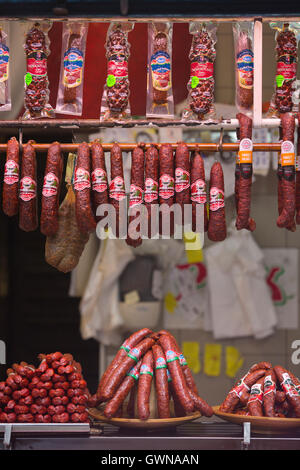 Vente de décrochage salamis hongrois à l'intérieur de la Grande Halle, mieux connu comme le marché central de Budapest, Hongrie Banque D'Images