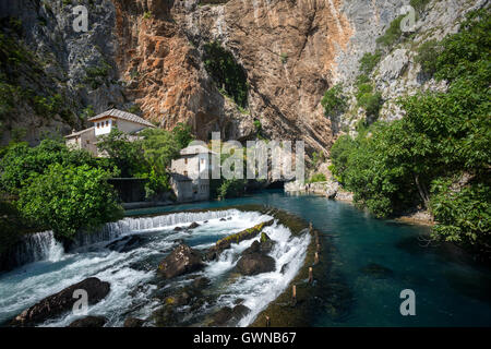 La source karstique de la rivière Buna à Blagaj et monastère Derviche (Tekke). Bosnie - Herzegovine. Banque D'Images