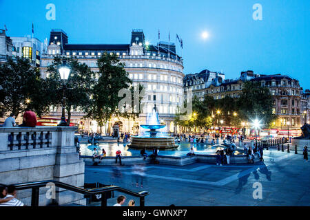 Fontaines nuit Trafalgar Square London UK Banque D'Images