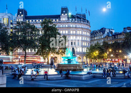 Fontaines nuit Trafalgar Square London UK Banque D'Images