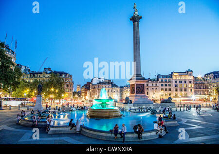 Fontaines et Nelsons Column nuit à Trafalgar Square London UK Banque D'Images