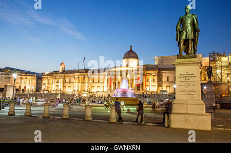 Statue du général Sir Henry Havelock Trafalgar Square at Night London UK Banque D'Images