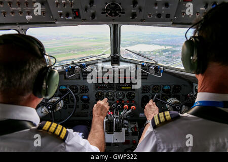 DDA Vols classique Douglas DC-3 flightdeck sur les Pays-Bas. Banque D'Images