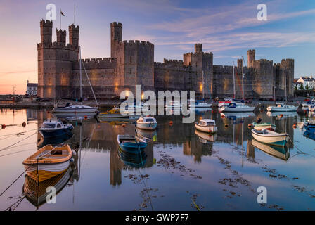 Lumière du soir sur Château de Caernarfon, Caernarfon, Gwynedd, au nord du Pays de Galles Banque D'Images