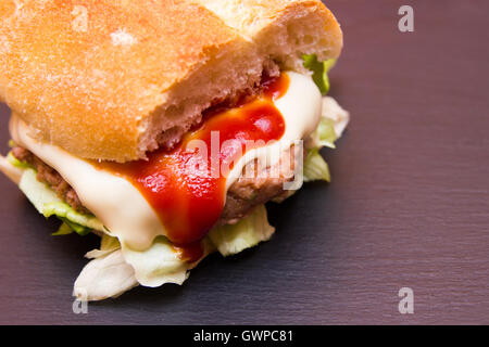 Meatball sandwich et fromage sur un sol en ardoise vu de très près Banque D'Images