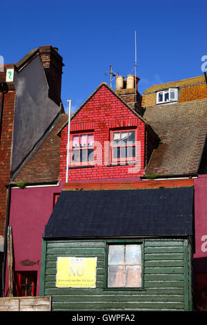 Maisons colorées avec l'affiche de protestation Say No to Jerwood Gallery sur Rock-A-Nore Road, Hastings, East Sussex, Angleterre, Royaume-Uni Banque D'Images