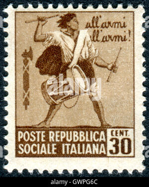 Italie - circa 1944 : timbre-poste imprimé en Italie (République Sociale Italienne), montré Drummer Boy, vers 1944 Banque D'Images