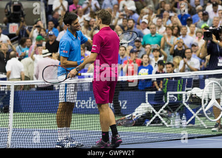 Stan Wawrinka (SUI) vainqueur de l'US Open 2016 Men's Final avec runner up Novak Djokovic (SRB) Banque D'Images