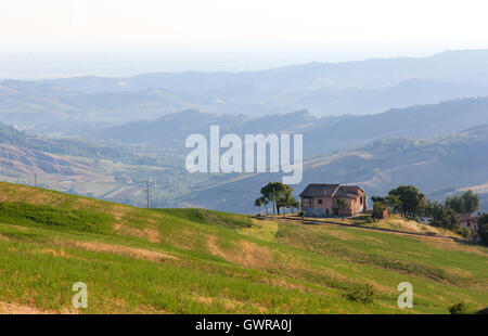 Gîte rural perché au sommet d'une colline dans la campagne Emilie Romagne, Italie Banque D'Images